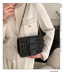 Détail du sac bandoulière en tweed avec chaîne dorée et boucle carrée mate élégante