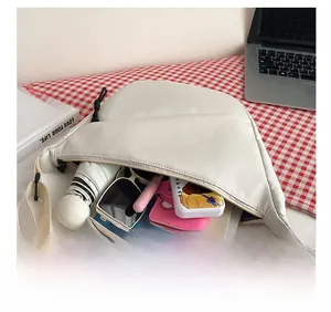 Vue détaillée de la grande capacité du sac en nylon blanc pour iPad et accessoires
