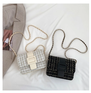 Détail de sacs bandoulière en tweed avec texture tissée et boucle en résine