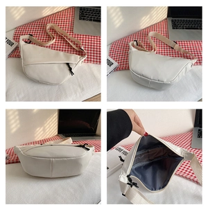 Détails en quatre panneaux du sac bandoulière en nylon beige, intérieur et extérieur