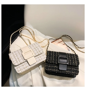 Détails des sacs bandoulière en tweed avec fils dorés et boucles en résine noir et blanc