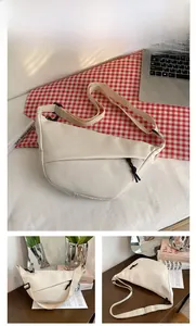 Détails du sac bandoulière beige en nylon avec sangle noire réglable pratique