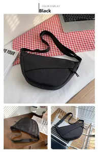 Détail de la bandoulière réglable et fermeture éclair du sac demi-lune en nylon noir