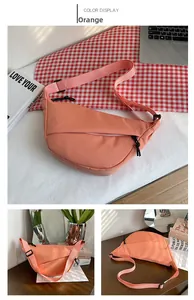 Gros plan du sac banane en nylon orange avec sangle réglable et fermeture