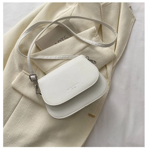 Détail du sac selle en cuir PU blanc avec gravure tendance et bandoulière réglable