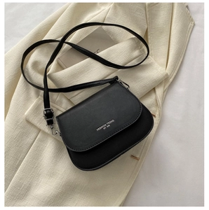 Détail du sac besace noir mat avec texte blanc et bandoulière réglable pratique
