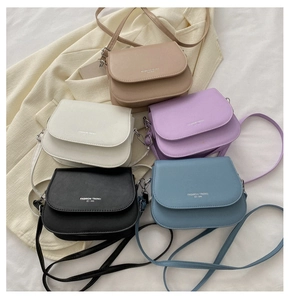 Détails de cinq sacs selle tendance en cuir en beige, blanc, noir, bleu et violet