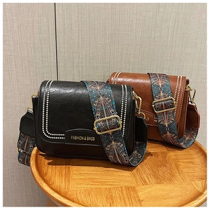 Dettagli di borse vintage con bordi borchiati e ampie tracolle in stile etnico