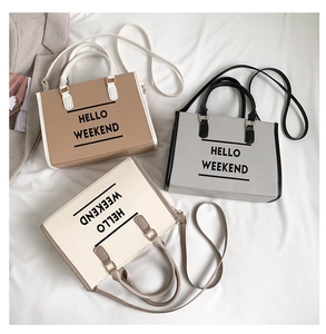 Trois cabas contrastés minimalistes avec texte Hello Weekend et bandoulières élégantes