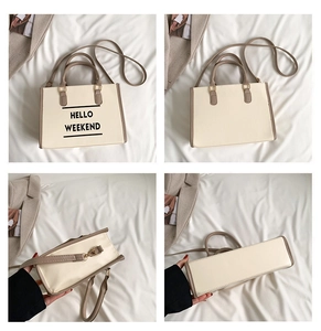 Vue détaillée du sac cabas crème avec lettrage HELLO WEEKEND et bandoulière réglable