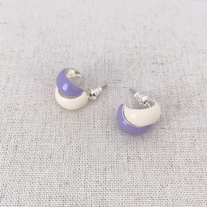 Chic two-tone C-shaped enamel stud earrings in lavender and cream with 925 silver pins
