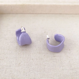 Fashionable purple enamel C-shape stud earrings with minimalist irregular design