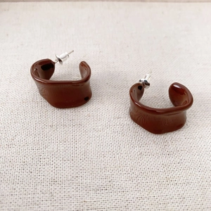 Irregular C-shaped chocolate brown enamel hoop earrings with 925 silver needles