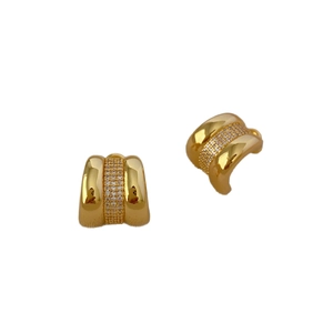 Orecchini a cerchio a C placcati in oro con micro-pavé di zirconi scintillanti