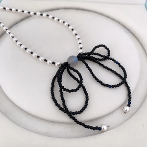 Collana vintage francese con perle e onice, ciondolo a fiocco e dettaglio in pietra di luna