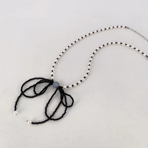 Collana di perle vintage francese con perle nere, fiocco in pietra di luna e nappe