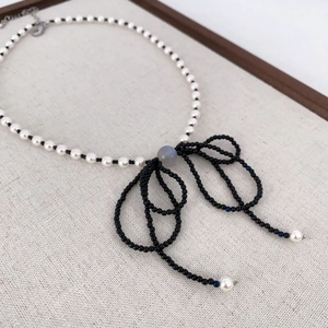 Collana retrò di perle e perline nere con ciondolo a fiocco in pietra di luna
