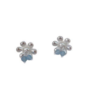 Boucles d'oreilles fleur en argent 925 avec pétales texturés et perles bleu clair
