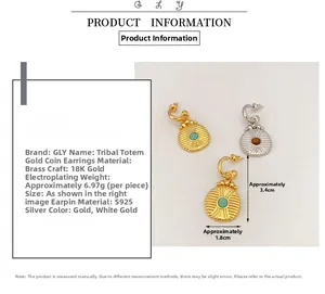 Détail de boucles d'oreilles totem de 3,4 cm avec turquoise et plaqué or 18 carats