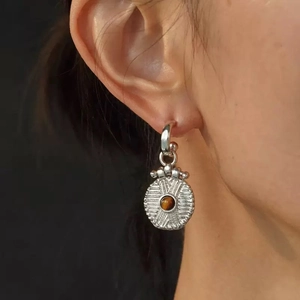 Boucles d'oreilles vintage françaises avec pièce d'or et incrustation d'œil de tigre