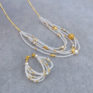 Elegante set vintage con collana di perle multistrato e orecchini a cerchio dorati