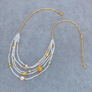 Collana di perle multistrato vintage con perline in metallo dorato e chiusura regolabile