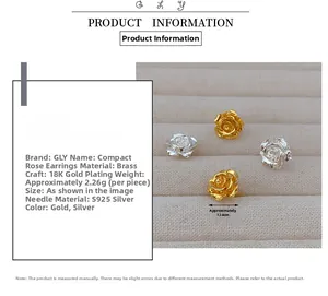 Détail de boucles d'oreilles rose avec placage or 18 carats et tige en argent 925