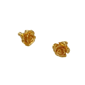 Boucles d'oreilles roses dorées 3D élégantes avec pétales superposés et tige en argent 925