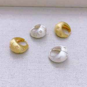 Damen Gebürstete Messing Creolen Sterngravur Zirkonia Akzent 18K Vergoldet Minimalistisch Zierlich Huggie Schmuck Geschenk
