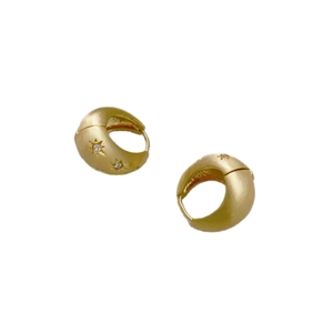 Matte Goldene Creolen mit Sternengravur und kleinen Zirkonia Steinen für Damen