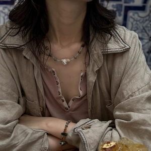 Collier bohème en pierres naturelles avec pendentif cœur en nacre sur mannequin
