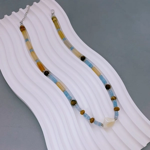 Collier fait main avec perles bleues, œil de tigre et pendentif en coquillage