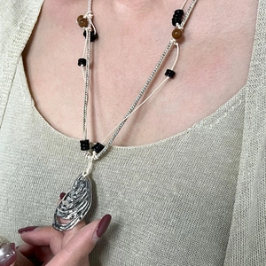 Collier bohème multicouche avec pendentif coquillage et perles en agate noire
