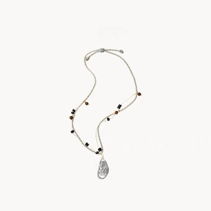 Collier tressé beige avec perles en agate noire et pendentif coquillage argenté