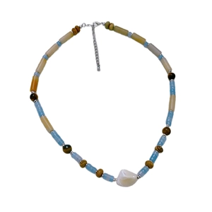 Collier à perles bambou avec pendentif en coquillage et pierres naturelles sur fond blanc