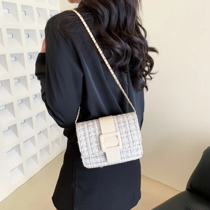 Sac bandoulière en tweed élégant avec chaîne dorée et boucle rectangulaire chic