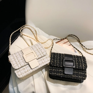Sacs à bandoulière en tweed beige et noir avec boucle en cuir et chaîne dorée