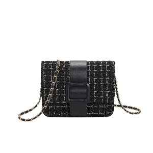 Sac bandoulière élégant en tweed noir avec tissage doré et bandoulière chaîne de forme carrée