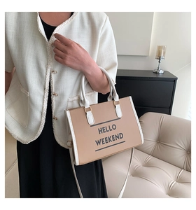 Détail du sac cabas marron clair avec bordure blanche et texte Hello Weekend