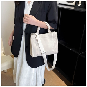 Sac fourre-tout en toile blanche minimaliste avec bandoulière réglable en intérieur
