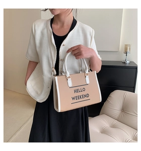 Détail du sac cabas minimaliste avec imprimé Hello Weekend et bordure en cuir