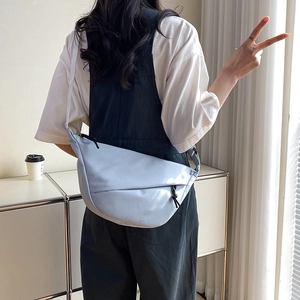 Sac bandoulière en nylon bleu clair en forme de croissant avec fermeture éclair noire