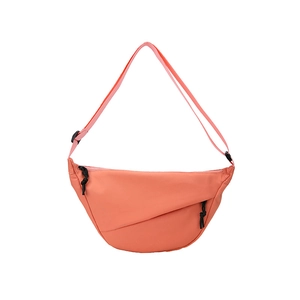 Sac bandoulière corail en nylon type besace avec sangle rose et poches à fermeture