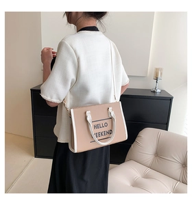 Détail du sac cabas en toile avec bordure contrastée et imprimé Hello Weekend en beige