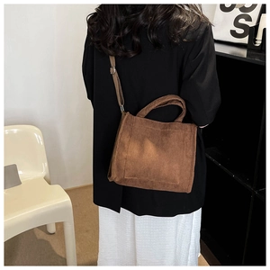 Sac fourre-tout en velours marron, vue latérale avec bandoulière et poignée supérieure
