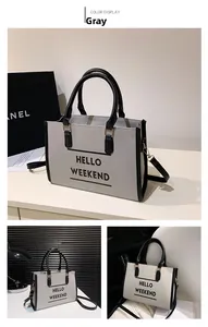 Détail du sac cabas gris avec texte HELLO WEEKEND et poignée noire contrastée