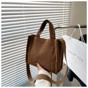 Détail du sac fourre-tout en velours côtelé marron foncé avec bandoulière assortie