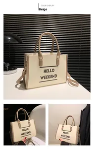 Détails du sac cabas en toile beige avec inscription Hello Weekend et bandoulière amovible