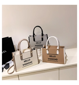 Vue détaillée de grands sacs cabas en beige, gris et kaki avec texte HELLO WEEKEND