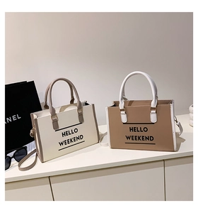Détail de sacs cabas Hello Weekend en crème et kaki avec des bandoulières réglables